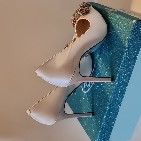 Betsey Johnson "Piper", ivory satin size 6.5 heeled pumps with bling - Picture 4 of 9